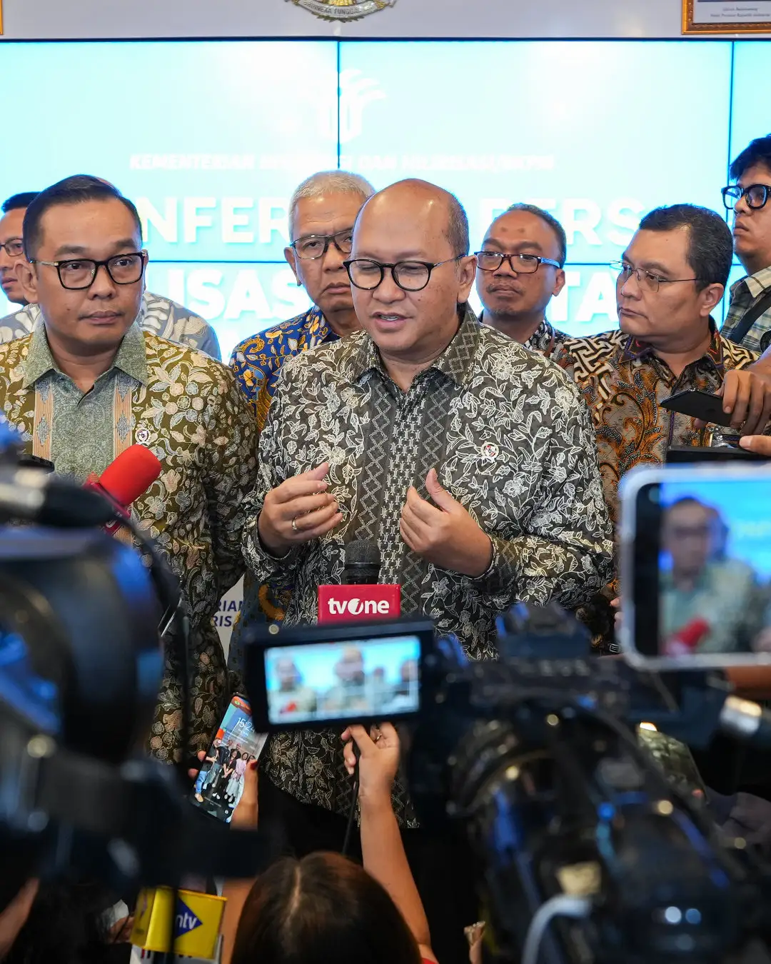 Menteri Investasi dan Hilirisasi/Kepala BKPM Rosan P. Roeslani dan Wakil Menteri Investasi dan Hilirisasi/Wakil Kepala BKPM todotua Pasaribu dalam Konferensi Pers Realisasi Investasi Triwulan IV dan semester I 2025