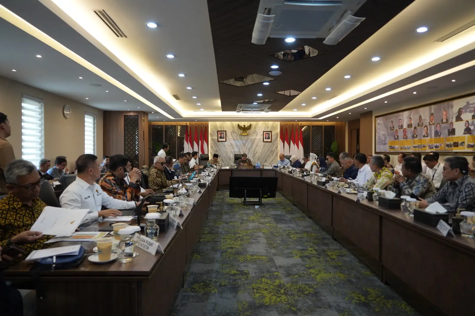 Menteri menghadiri Rapat Terbatas bersama Menko Perekonomian.
